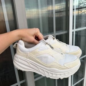 Ugg sz 9 sneakers